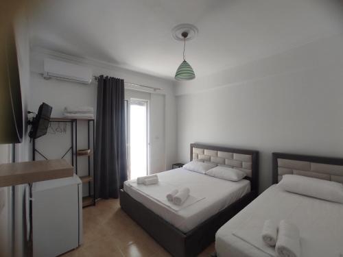 Triple Room with Balcony image 10
