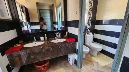 Villa, piscine sans vis-a-vis in Suburbs