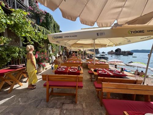 Étterem, Private Patio Przno Steps to Beach 2 Bedroom 2 Parkings BBQ Villa Olive in Przno