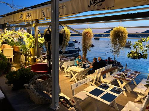 Étterem, Private Patio Przno Steps to Beach 2 Bedroom 2 Parkings BBQ Villa Olive in Przno