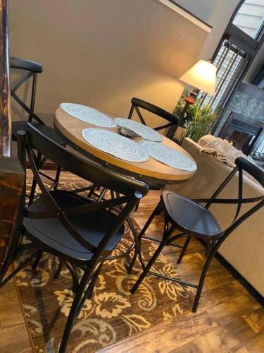 Galena Getaway End unit townhome on South Golf Course in Galena, USA