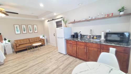 Air Conditioned Studio King Bed Free Laundry 3
