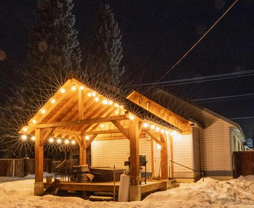 Eleanor Lodge - Entire House in Blue River in บลูริเวอร์ (BC)