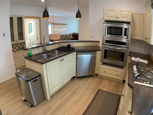 Eleanor Lodge - Entire House in Blue River in บลูริเวอร์ (BC)