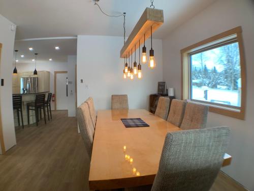 Eleanor Lodge - Entire House in Blue River in บลูริเวอร์ (BC)