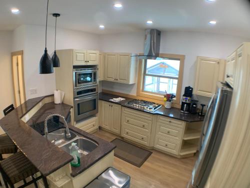 Eleanor Lodge - Entire House in Blue River in บลูริเวอร์ (BC)