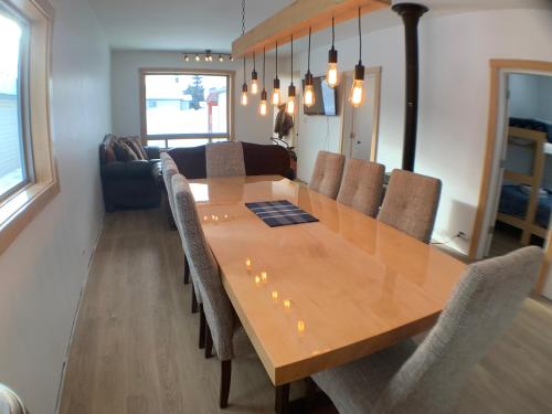 Eleanor Lodge - Entire House in Blue River in บลูริเวอร์ (BC)