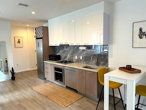 Huge Modern 2 bedroom in Little Italy, New York (photo 4)