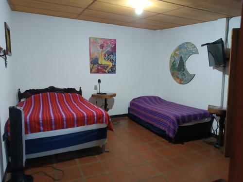 1 queen bed, 1 twin bed