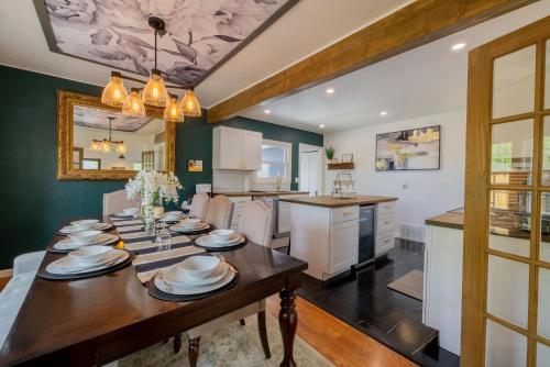 مطبخ, Updated Central Cottage in Casper