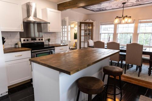 المرافق, Updated Central Cottage in Casper