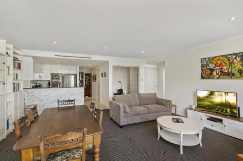 Gorgeous 2-Bed Unit near Riverside Parks - image 2