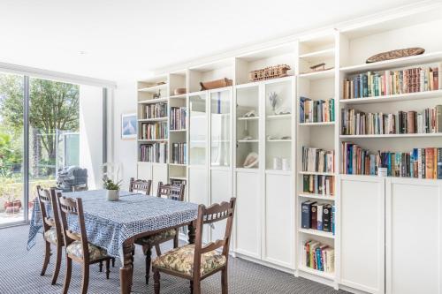 Gorgeous 2-Bed Unit near Riverside Parks - image 12