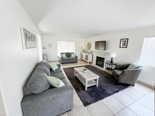 Modern Resort Condo - Pools, Courts & Scenic Views, St. George