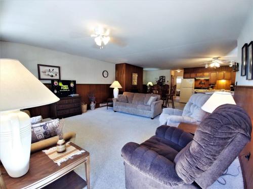 Ski View 03 - On Main Street - WiFi - Cable - Fireplace - Trailer Parking In Back - Patio with Gas G