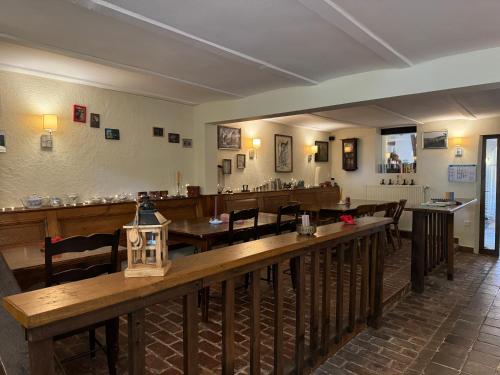 Koplietošanas atpūtas telpa ar TV, Hinkelshof - als Ferienwohnung - Selbstversorgerkuche & Aufenthaltsraume - Sudeifel, Mullerthal, Via in Korperich