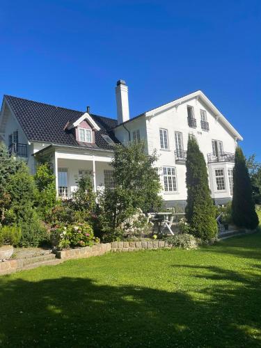 Exterior view, Eksklusiv taglejlighed med hav- og skovudsigt near Lisbjerg Church