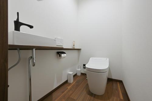 Three-Bedroom Townhouse image 3