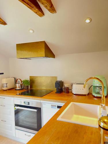 Kitchen, Eksklusiv taglejlighed med hav- og skovudsigt near Lisbjerg Church