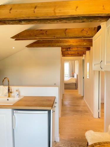 Kitchen, Eksklusiv taglejlighed med hav- og skovudsigt near Lisbjerg Church