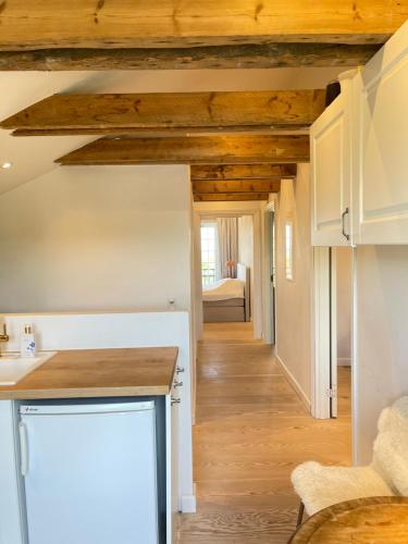 Kitchen, Eksklusiv taglejlighed med hav- og skovudsigt near Lisbjerg Church