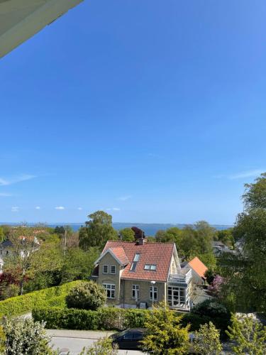 View, Eksklusiv taglejlighed med hav- og skovudsigt near Lisbjerg Church