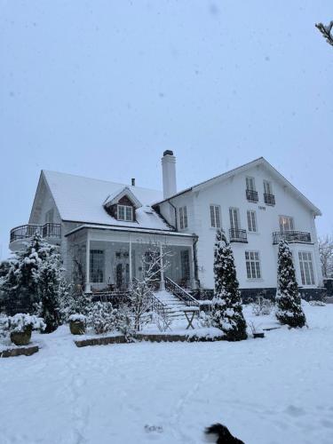 Exterior view, Eksklusiv taglejlighed med hav- og skovudsigt near Lisbjerg Church