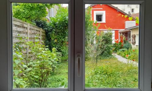 View, Small Town House with private parking and access to garden, near Paris and all public transport in La Courneuve