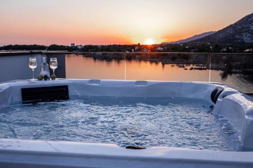 熱水浴缸, Beachfront Escape Villa Nevera in 瑟里尼