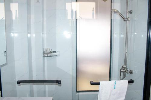 Executive Studio Apartment in Kilimani, Nairobi - Tap to explore photos