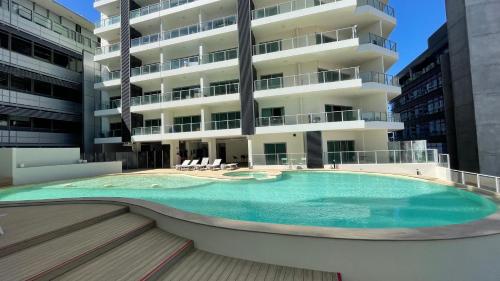 Modern unit, Pool, Gym, kitchen & CBD location — other in 43B Knuckey Street, Darwin Australia, 0800