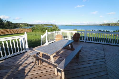 Waterfront House near Pomquet Beach- 2 bedrooms, Pet-Friendly in Bayfield (NS)