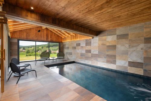 Le Grand V, chalet de luxe avec piscine intérieure (Le Grand V, chalet de luxe avec piscine interieure) in Le Valtin