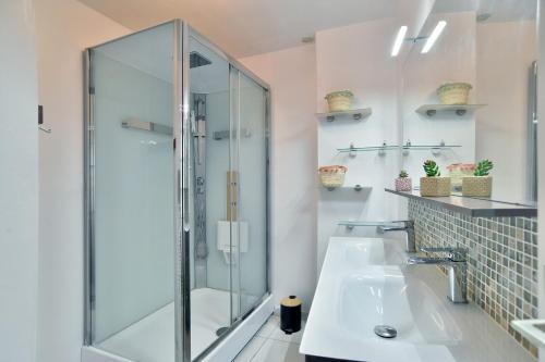 浴室, Duplex Plancoët - Pour 4p à 15 min de la plage (Duplex Plancoet - Pour 4p a 15 min de la plage) in 普朗科埃特