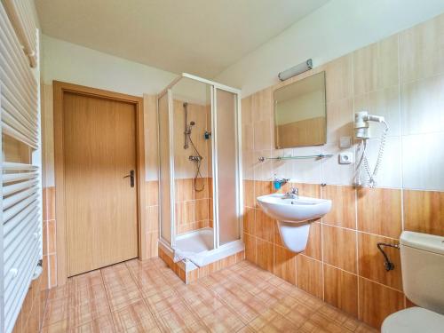 Double or Twin Room image 3