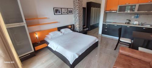 1 queen bed, 1 sofa bed