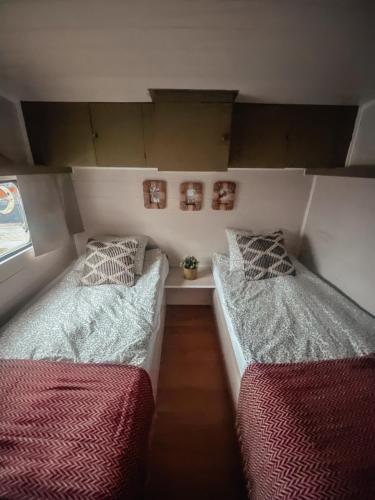 2 twin beds, 1 sofa bed