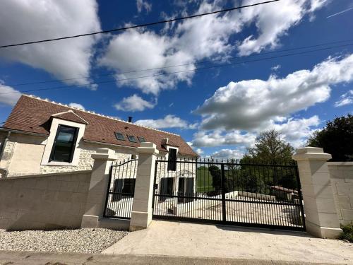 Home - Le 4 - Séjour à Coulangeron gîte à louer Charentenay