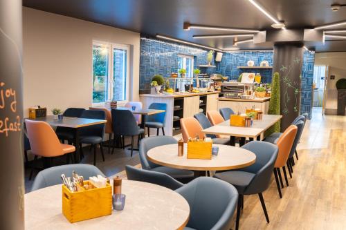 Best Western Plus Crown Hotel - image 11