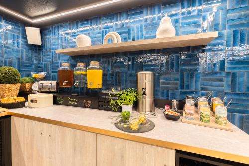 Best Western Plus Crown Hotel - image 12