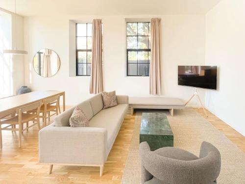 Cozy and Bright Apartments with Private Car Park - image 3