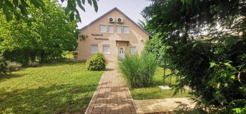 Rigófészek Apartmanház, Gárdony