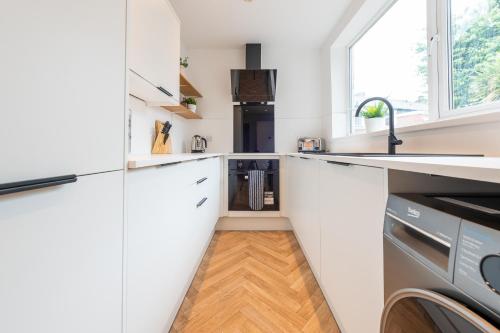 Modern Salford 3 Bedroom House, 3 Bathroom, Easy Manchester Access, Ideal for Contractors & Long Stays - NordStay, Manchester (photo 6)