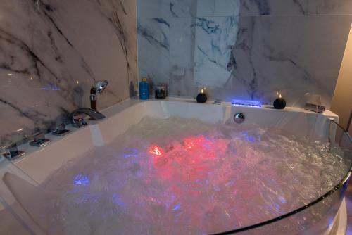 Kümblustünn, LUNA Luksusowy apartament z jacuzzi na Mazurach in Elk