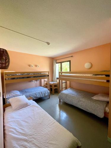1 twin bed, 2 bunk beds