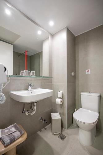 Deluxe Double or Twin Room image 8