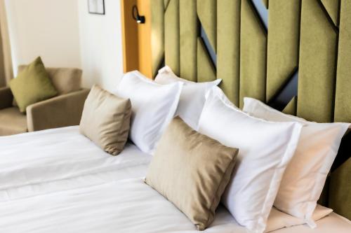 1 king bed, 1 sofa bed