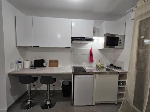 кухня, Studio cosy situé à Bois Colombes (Studio cosy situe a Bois Colombes) in Буа-Коломб