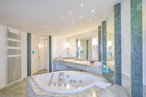 room detail thumbnail 2