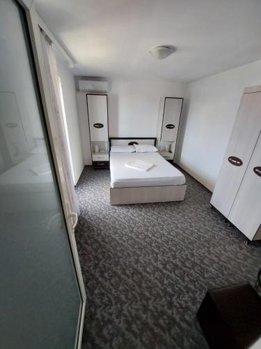 Double Room with Balcony image 3